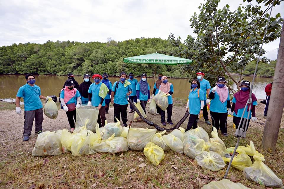 Sukarelawan Gotong Royong Bersihkan Sungai UMPSA News